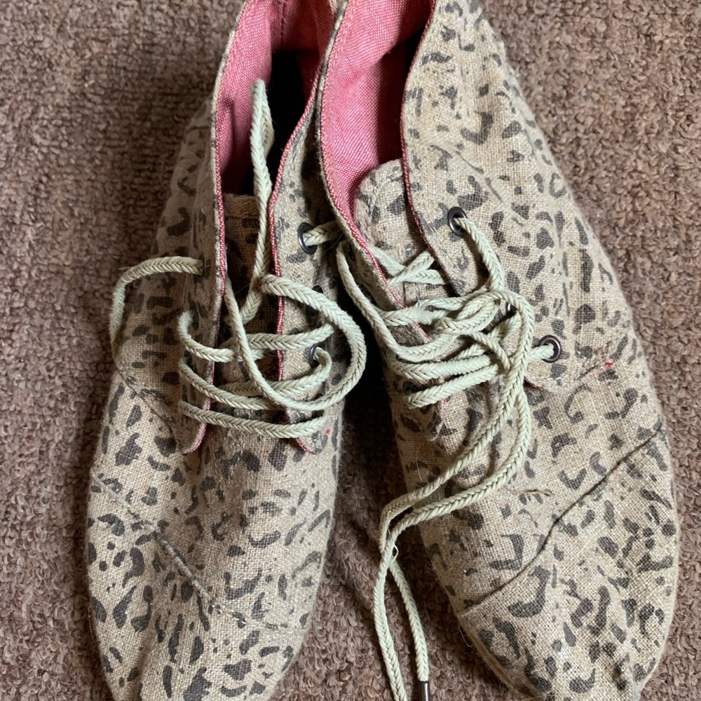 Tom’s Leopard Hi-Top Shoes